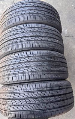 215 50 17 vendo un set de llantas usadas en excelente condición marca Michelin