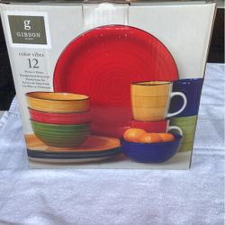 New 12 Piece Dinnerware Set