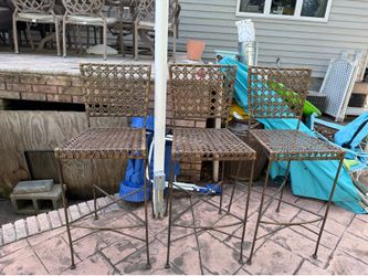 3 wicker barstools