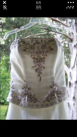 Amazing "Cinderella" Wedding dress size:2-4(adjusts). Not altered. I am 5"4 and I wore a heel and the dress hit the floor. Beautiful back and flower