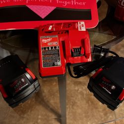 Battery And Charger Milwaukee 