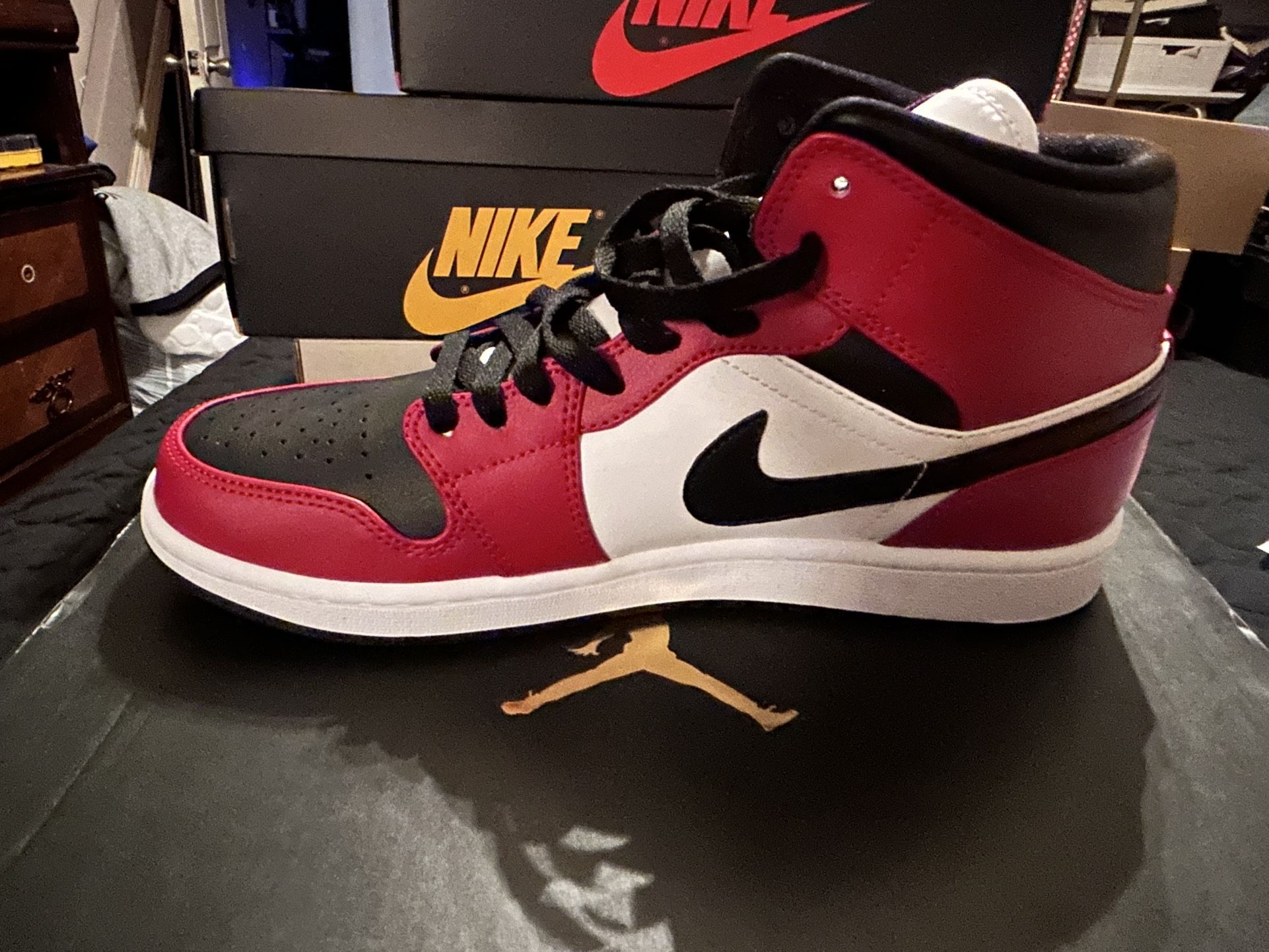 Air Jordan one mid 9 1/2