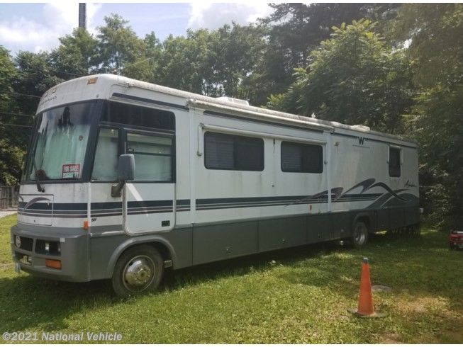 1999 Winnebago Adventurer 37G