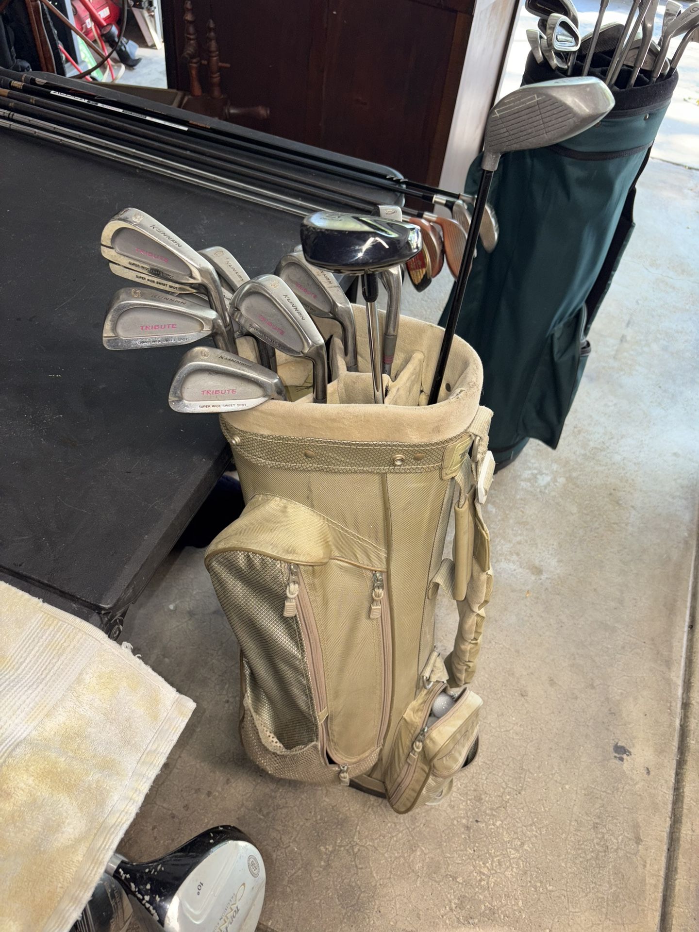 Full set of ladies KUNNAN right handed golf clubs with tour edge bag drivers are mercury & black steel golf balls and tees included