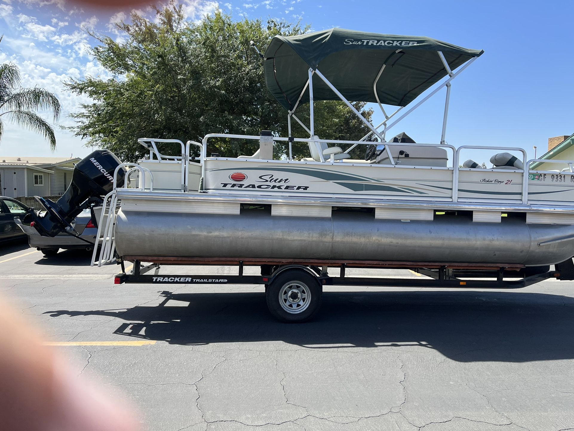 Pontoon Boat. 21 Ft Sun Tracker