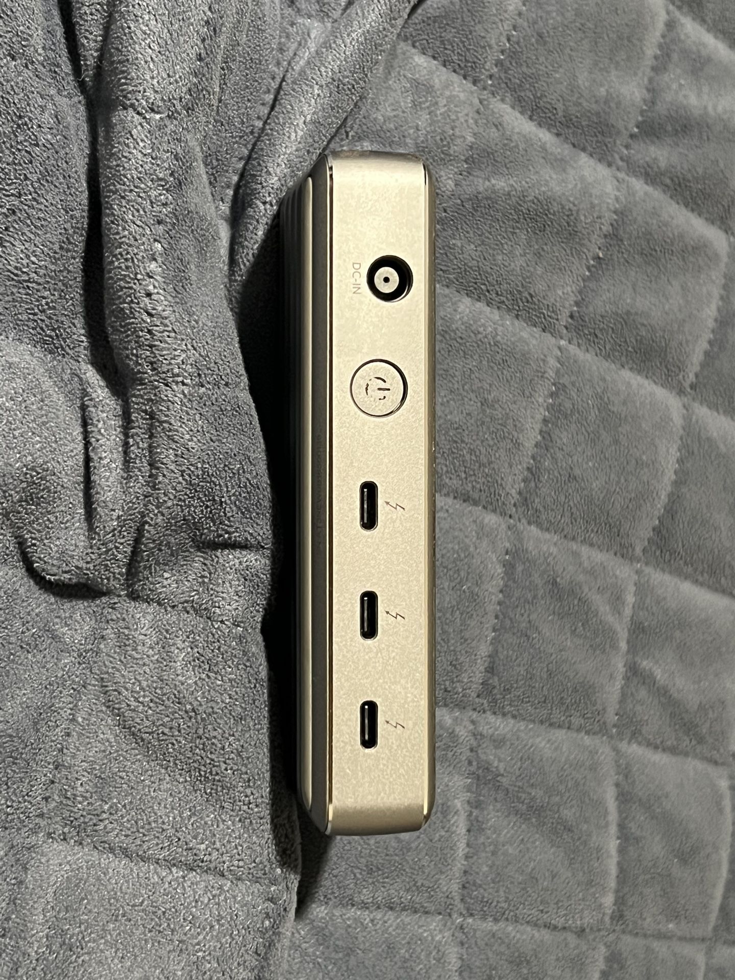 Anker PowerExpand 5-in-1 Thunderbolt 4 Mini Dock, comes with power Supply