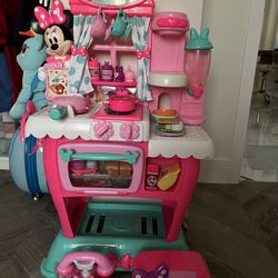 Minnie Mouse Kitchen And Bundle Of Minnie Mouse Toys