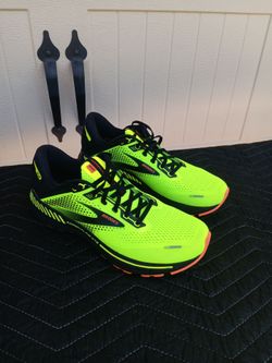 Mens Brooks size 10
