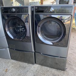 Kenmore electric washer and dryer set with pedestals