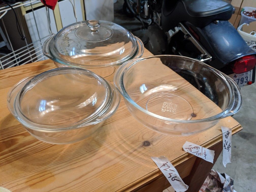 5 piece Pyrex bowls and lids