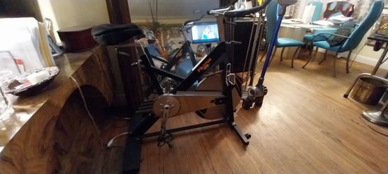 PELETON SPINNING BIKE