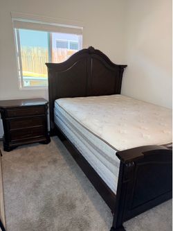 Dark Wood Queen Bedroom Set with Nightstand