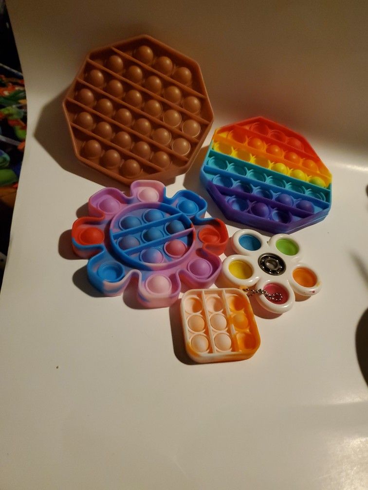 4 Rubber Bubble Poppers And A Fidget Spinner