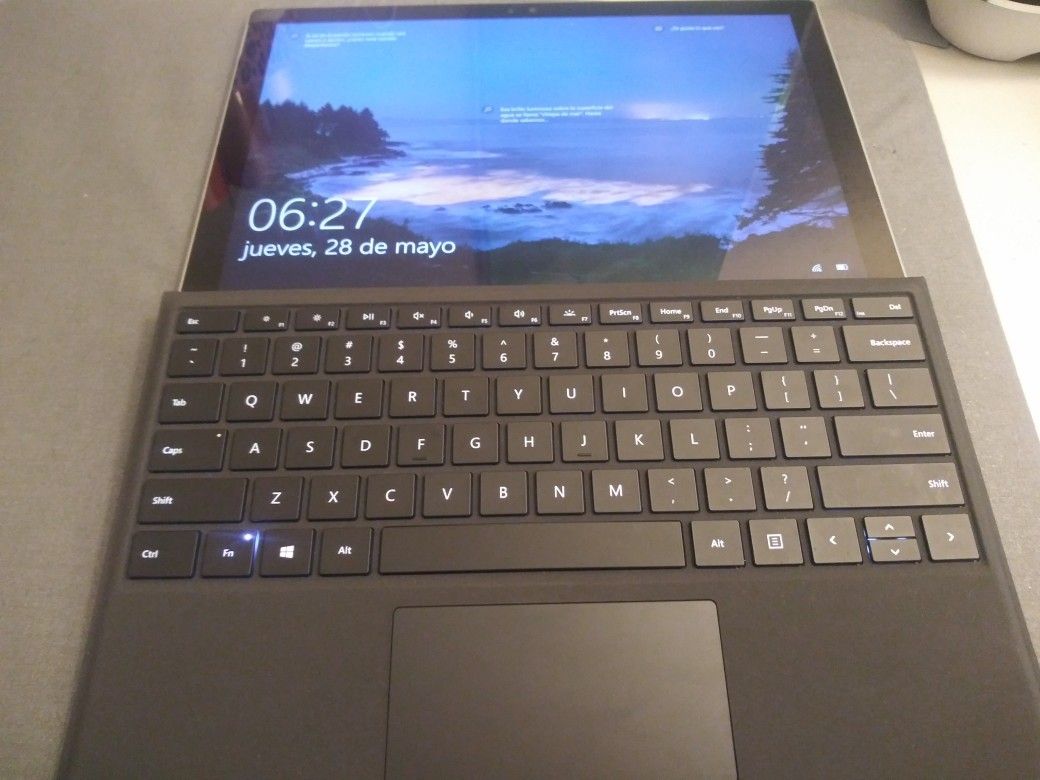 Mictosoft Surface pro 4 8 gb RAM i5