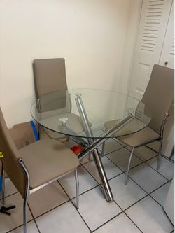 Dinner table for sale