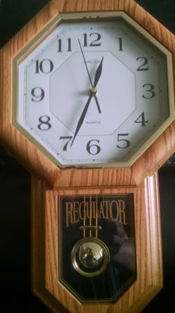 Wall clock works great good condition