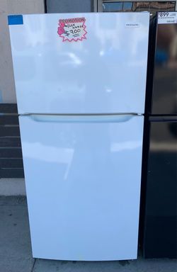 Frigidaire White Top-Freezer Refrigerator with Ice Maker