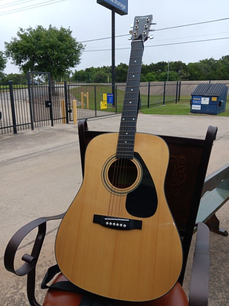 Yamaha Acoustic Guitar