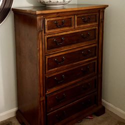 6 Drawer Chest Of Drawers. Minor Scratches. Free. Cannot Go Until After 11:15.