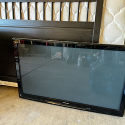 40 Inch TV w/Wall Mount & Full Size Bed Frame w/Mattress & Box Spring