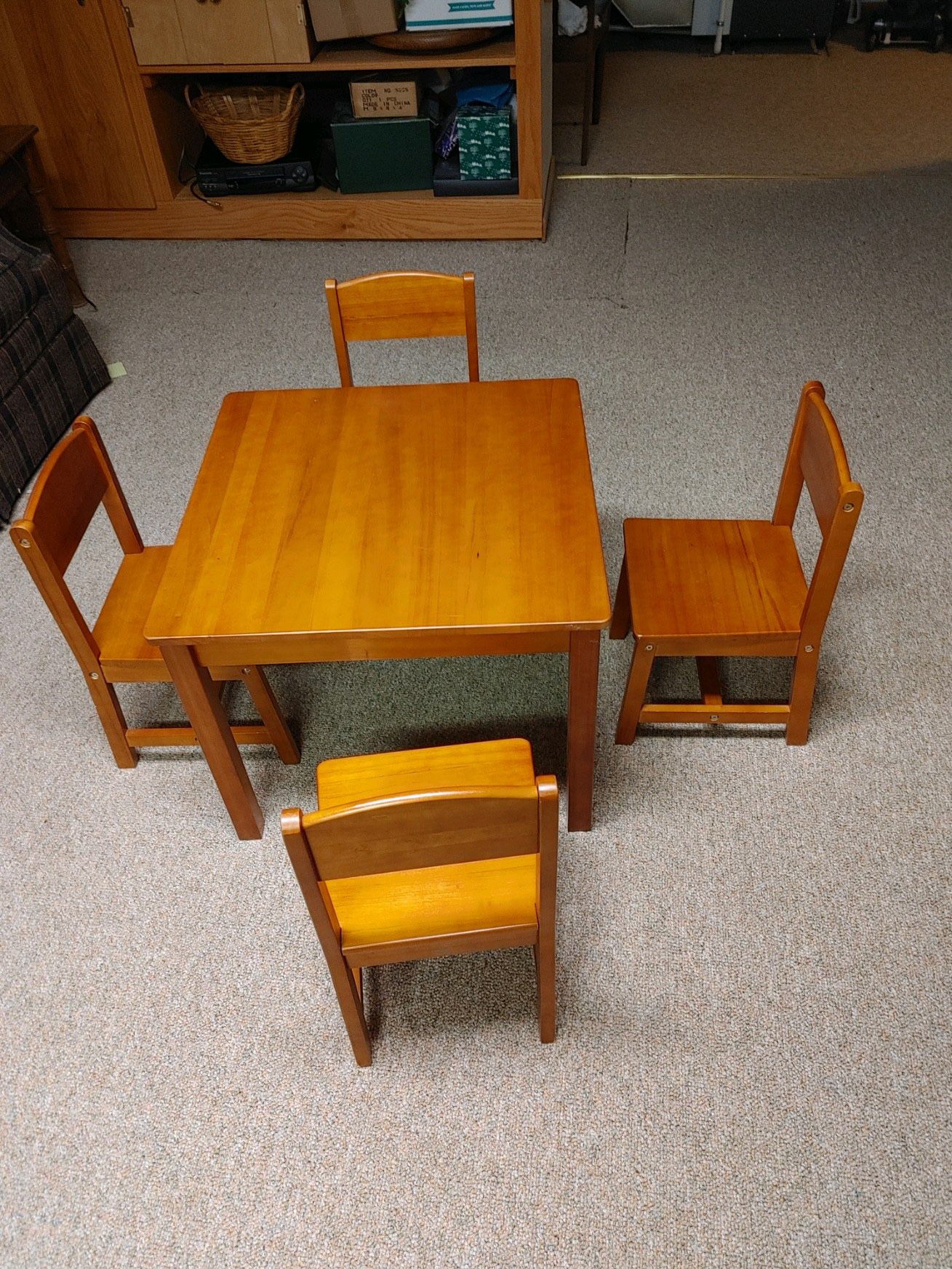 kidKraft Farmhouse Table & 4 chairs