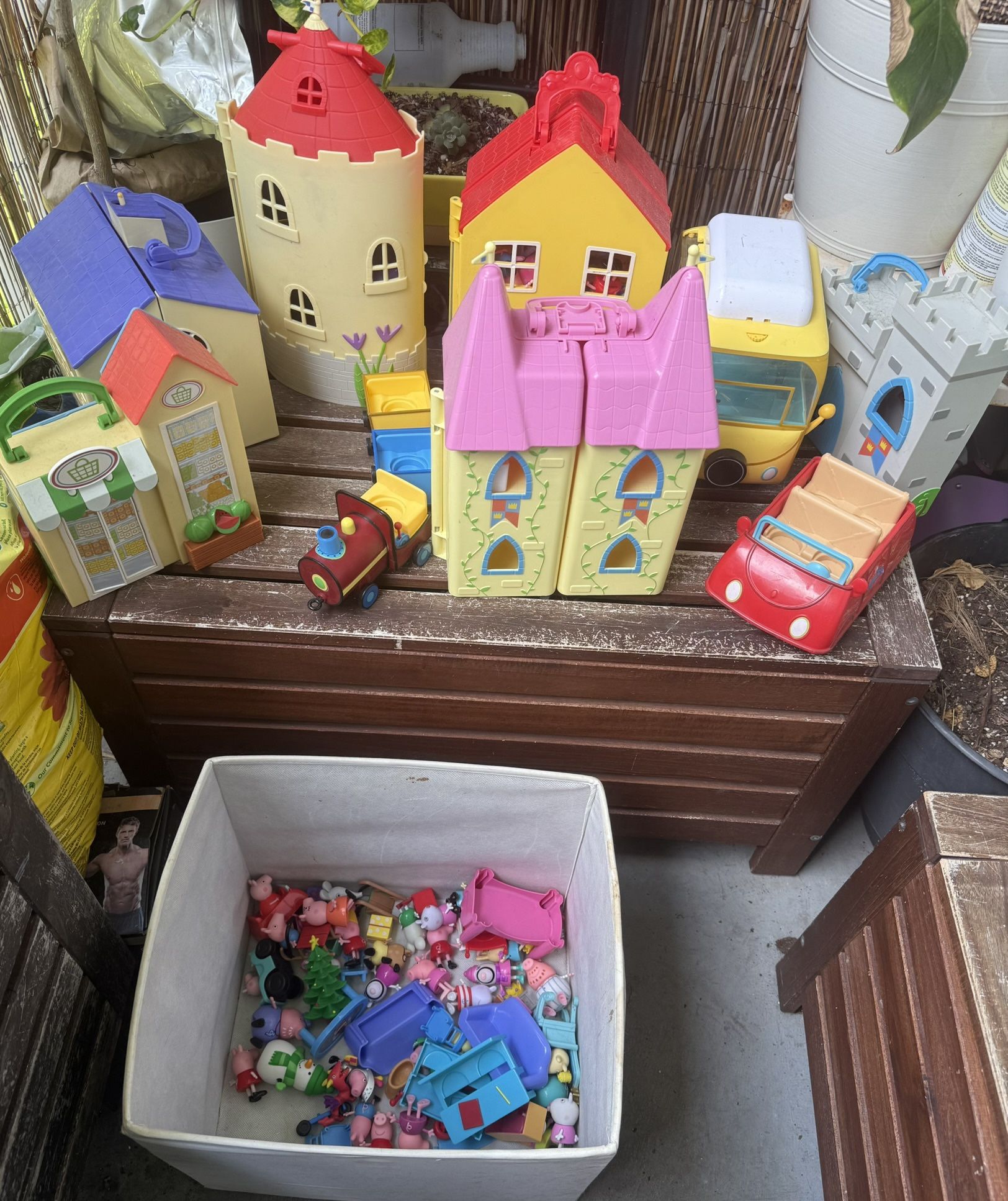 Huge Lot Of Playset And Figurines Peppa Pig And Some Ben And holy!