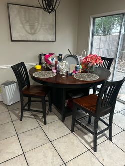 Round Dining table w/4 chairs (Havertys)