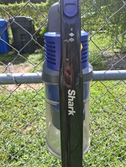 VERY NICE SHARK CORDLESS STICK VACUUM WITH ATTACHMENTS AND CHARGER