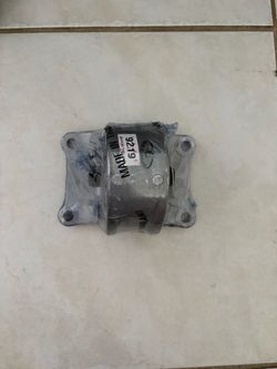 Car engine/transmission mount assembly unidentified