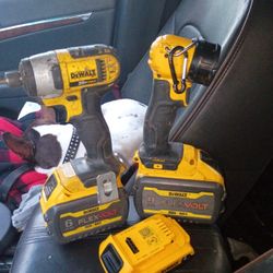 DeWalt 20v impact drill and flashlight with 3 batteries 