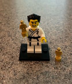 LEGO Collectible Minifigures Series 2 Karate Master 8684-14 – Complete with Display Stand & Two Golden Trophies