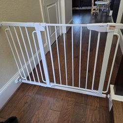 Metal Baby Gate With Wall Protectors