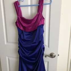 Beautiful size 10 cocktail dress. Looks like it’s never been worn back zipper