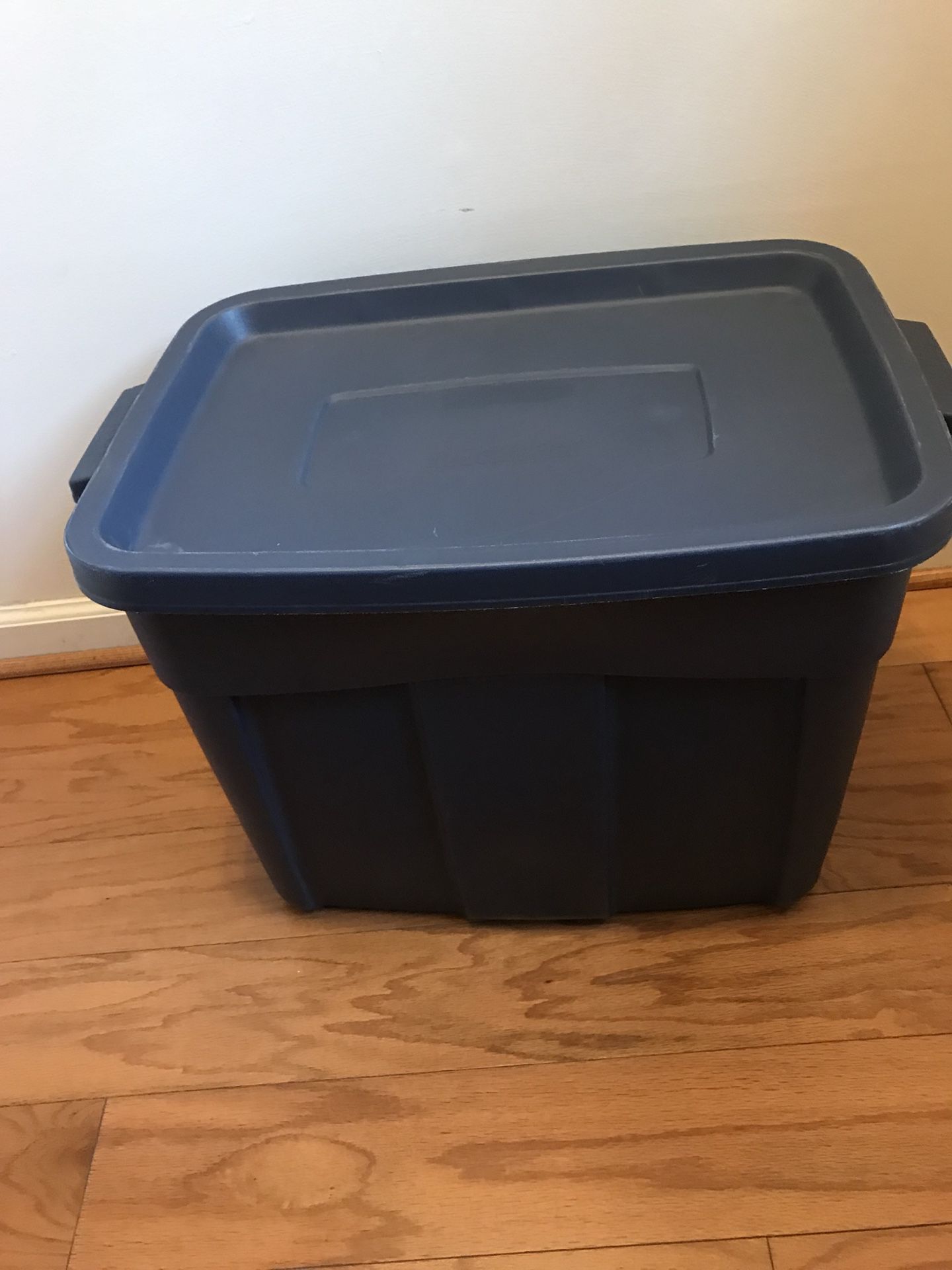 rubbermaid roughneck 18 gallon storage box(price firm)