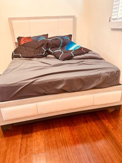 with box and mattress Queen size bedroom set with box and mattress