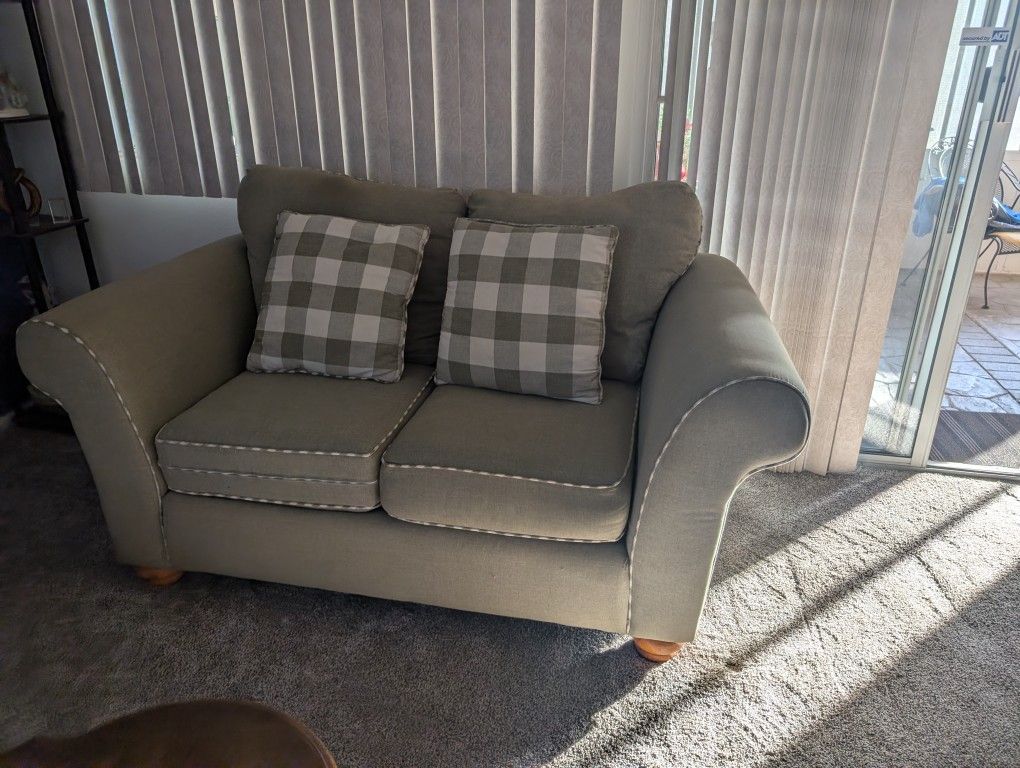 Cozy, Like-New Olive Green Loveseat - Perfect for Small Spaces!