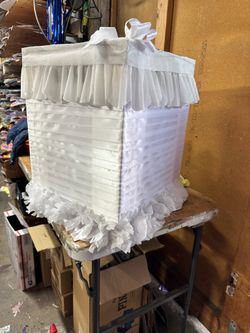 Rectangular spinning pinata giratoria
