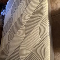 Bob’s Discount Mattress (Queen, Adjustable)