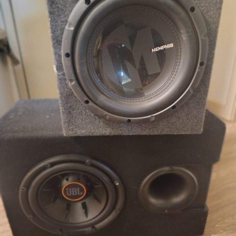 2/ 10S ONES A MEMPHIS AND THE OTHER IS A JBL ,JENSEN CAR STEREO BT AND POWERBASS AMPLIFIER NOT SURE ON THE WATTS