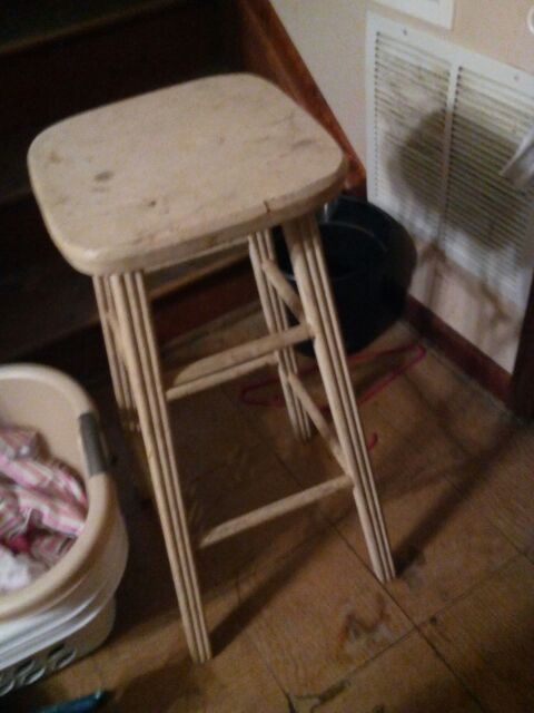 1 Wooden bar stool