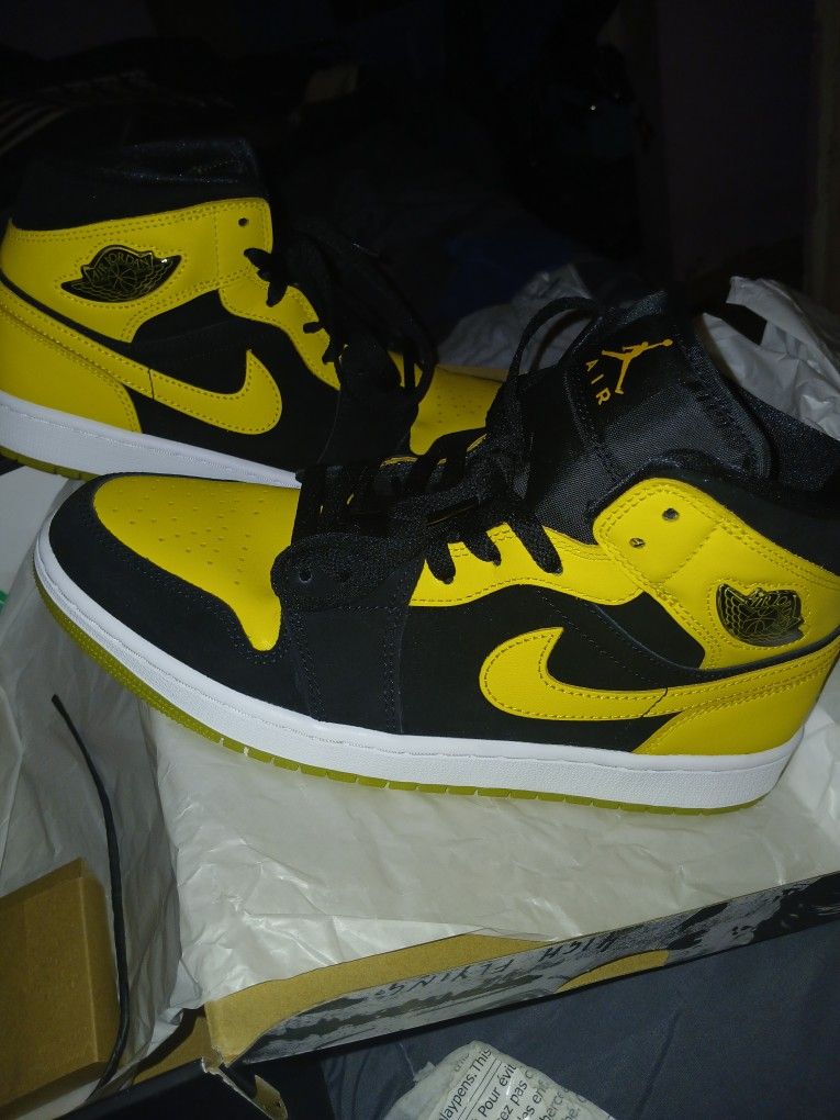 Air Jordan 1s Black Varsity Maize White