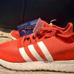 Zapatos deportivos de mujer en talla 7 están nuevos