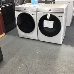 New Scratch And Dent Samsung Front Load Washer And Dryer Set. 1 year Warranty 