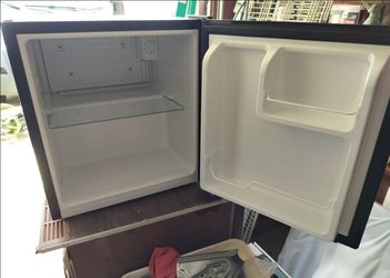 Hisense Mini Fridge HRC016ABE