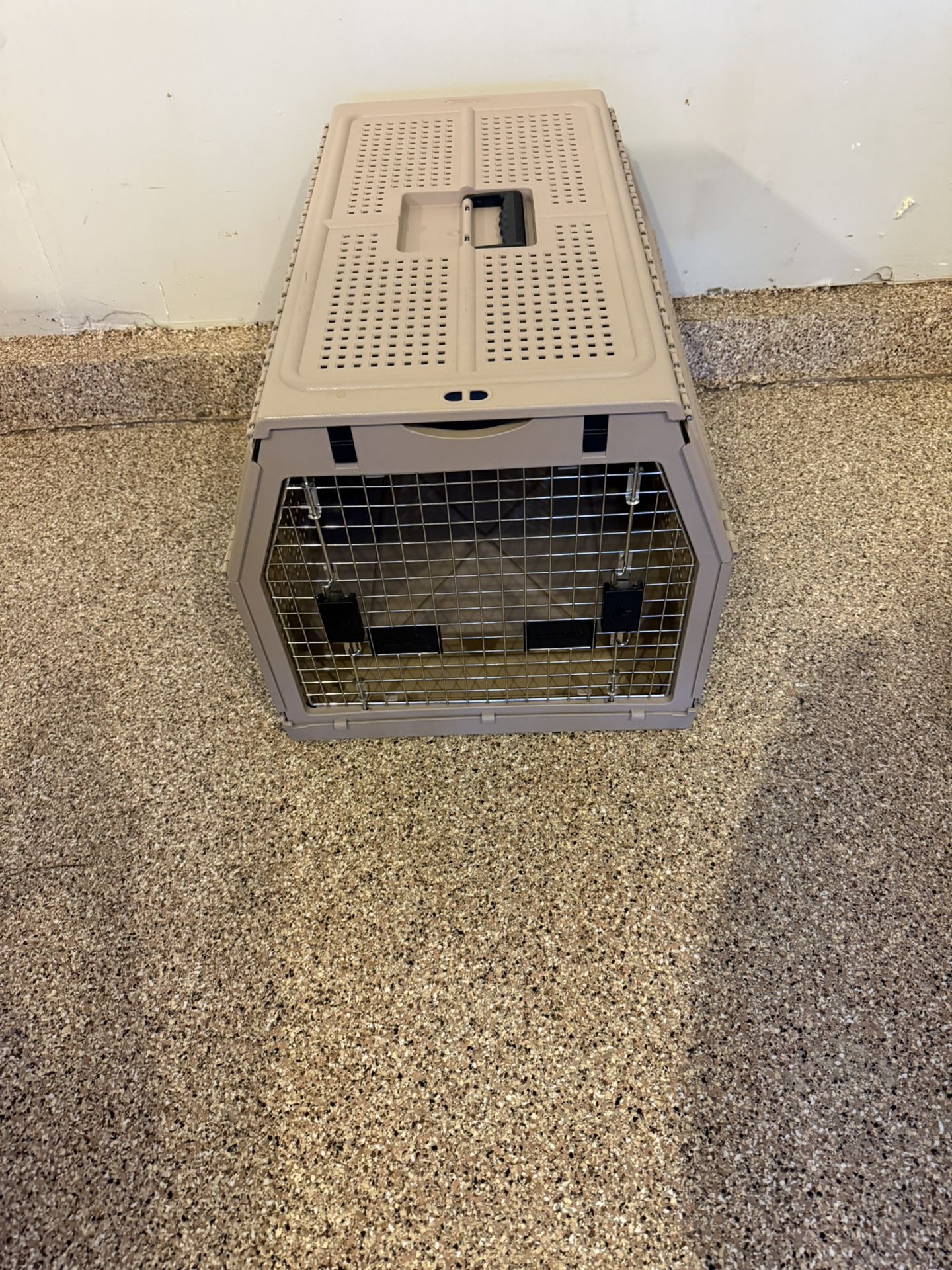 Travel Cage For Small To Med Size Dogs.