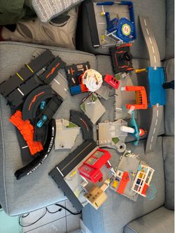 Lot of Matchbox and Hotwheels tracks and sets in good condition