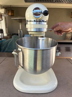 KitchenAid K5SS Heavy Duty 10 Speed Lift Stand Mixer 5 Qt. Bowl with Attachments