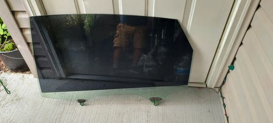 Prius V 2013 Left rear window