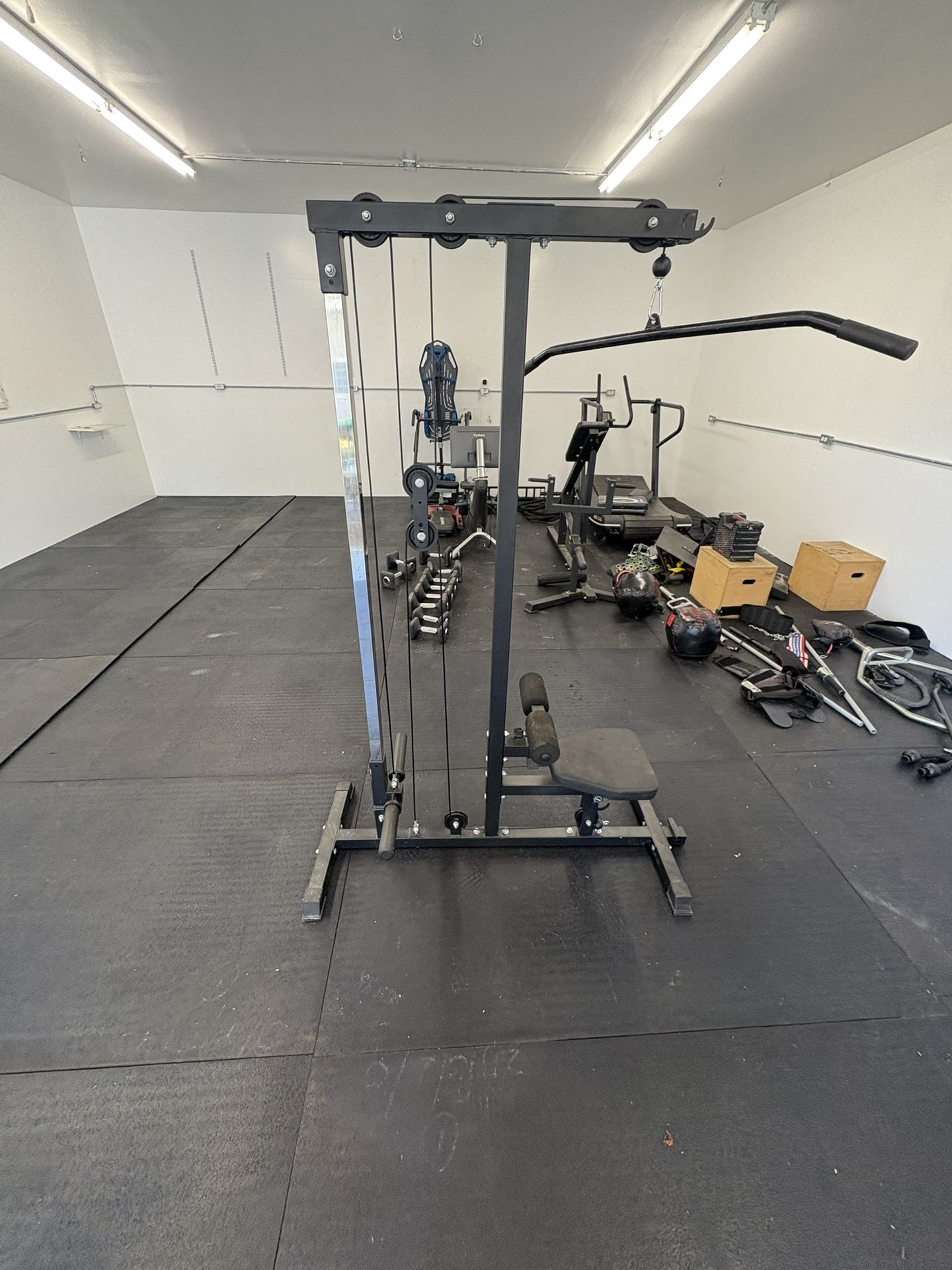 Lat Pulldown Machine