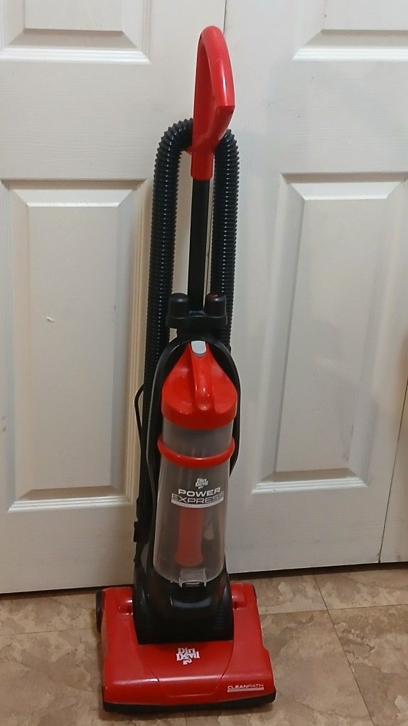 BARGAIN !!!!!!! LIKE NEW DIRT DEVIL BAGLESS EXPRESS POWER CORDRD VACCUM CLEANER